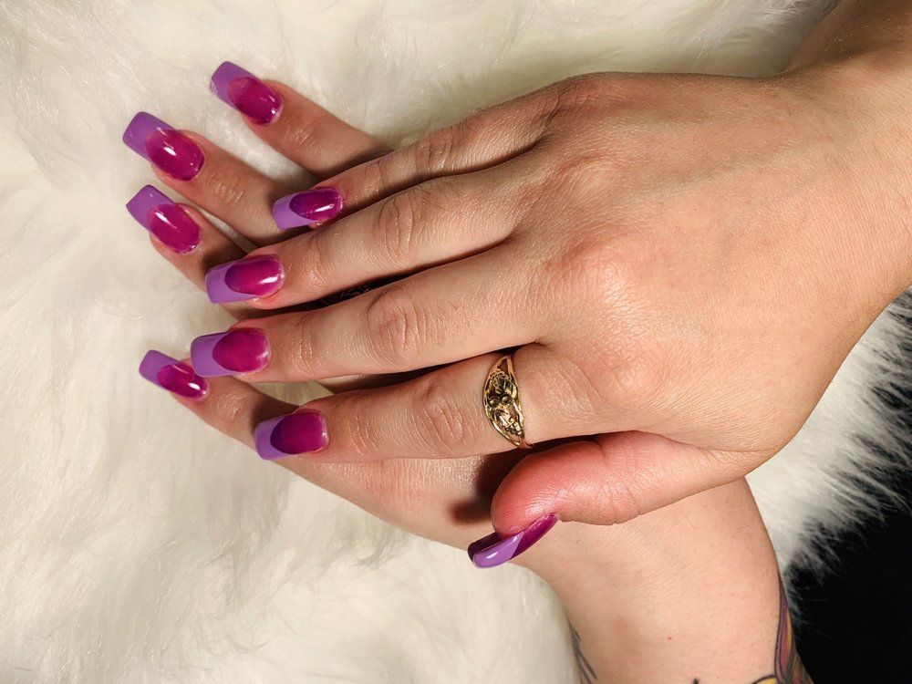 Violet ombré square nails